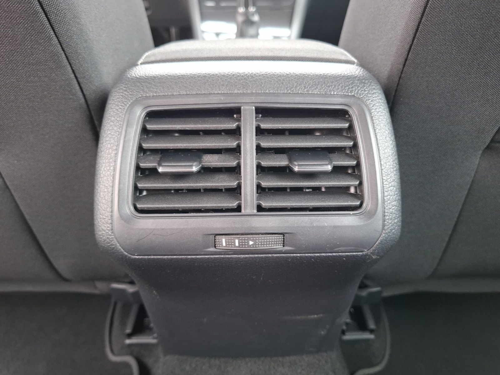 Fahrzeugabbildung Volkswagen Golf VII Variant TSI Comfortline Navi ACC RFK SH