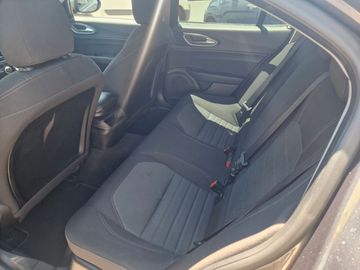 Alfa-Romeo Giulia - 9