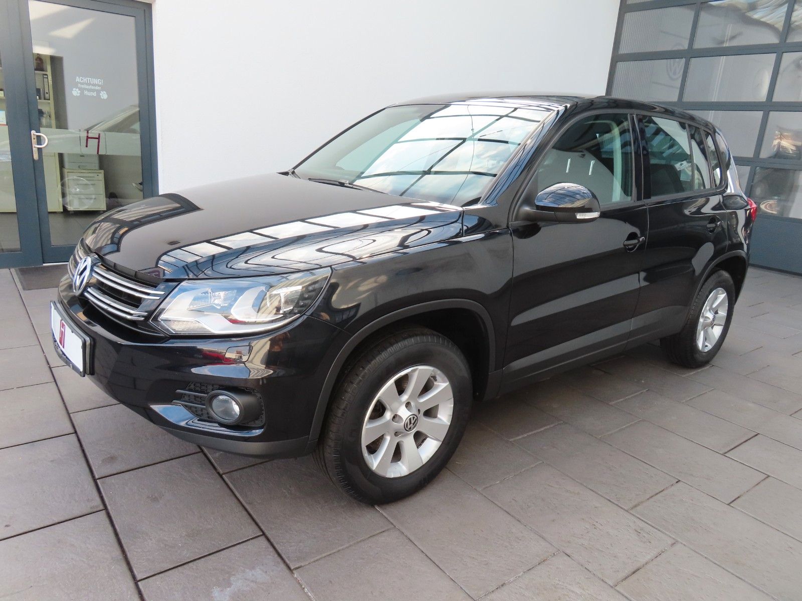 Volkswagen Tiguan - 1