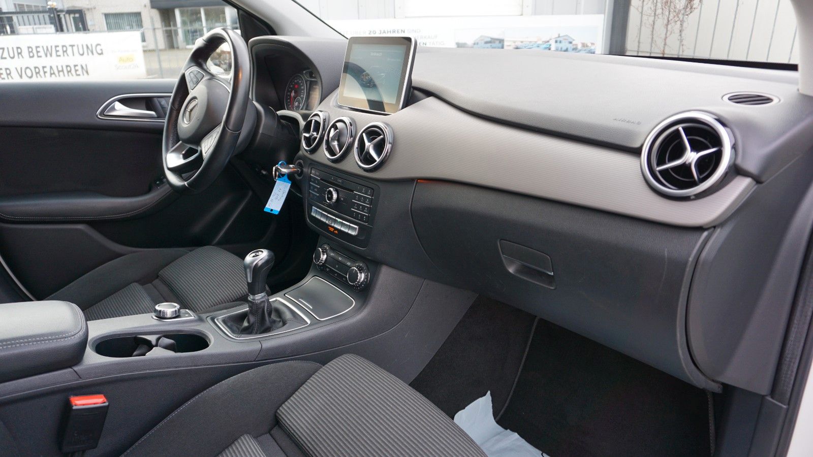 Fahrzeugabbildung Mercedes-Benz B 180 Navi,LED,Park Assist,SH,PDC,SR+WR