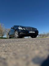 Mercedes-Benz 350 - schwarze Mercedes-Benz 350