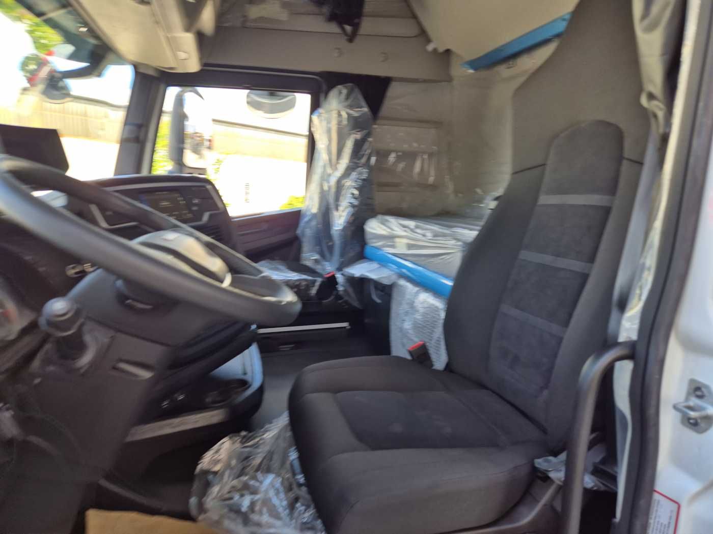 Fahrzeugabbildung Iveco S-Way AS190S42/P Schiebeplanen LBW 2.000kg AHK
