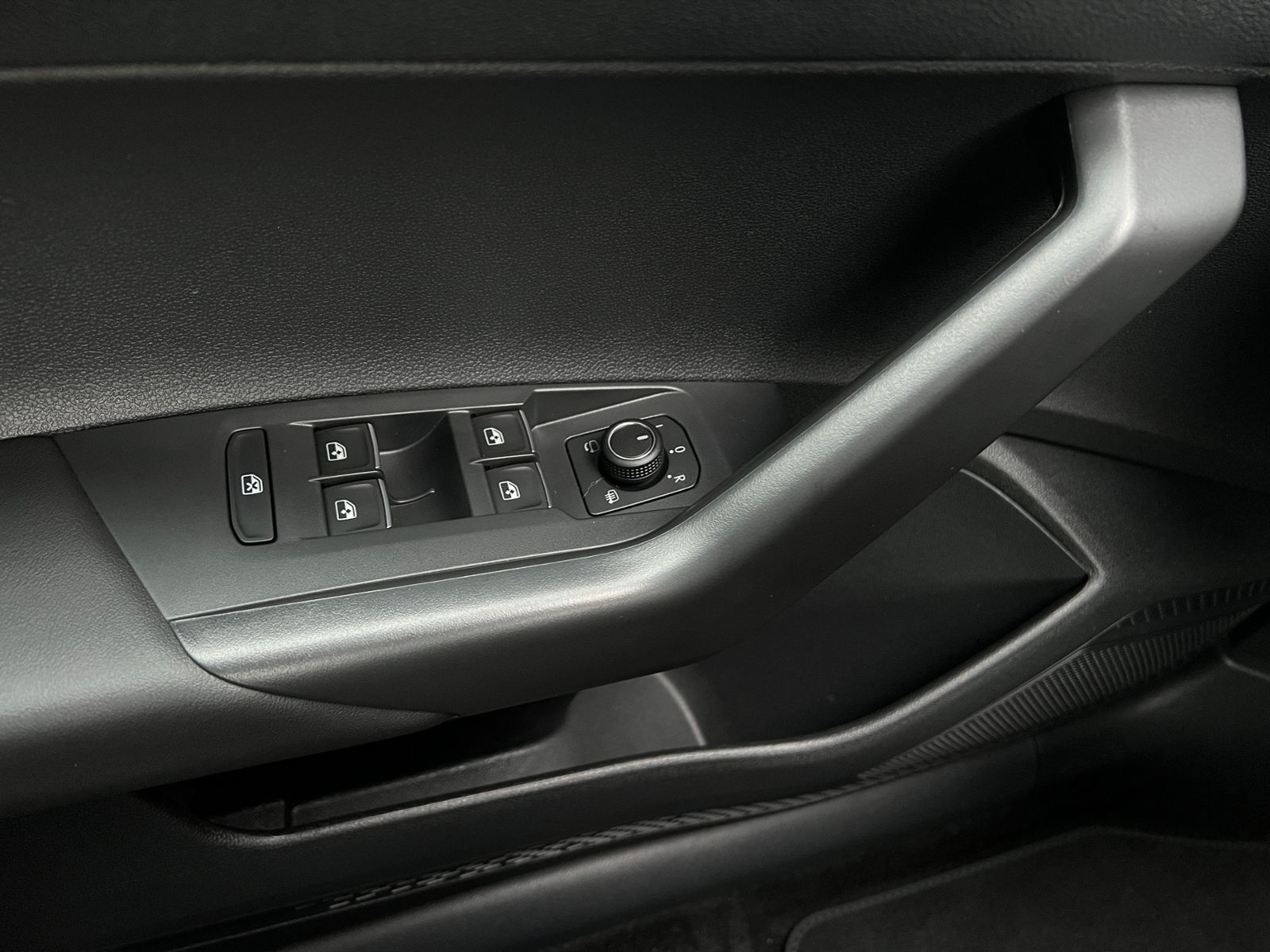 Fahrzeugabbildung Volkswagen Taigo  ENERGY 1.0 TSI DSG *AHK, Ganzjahresreifen