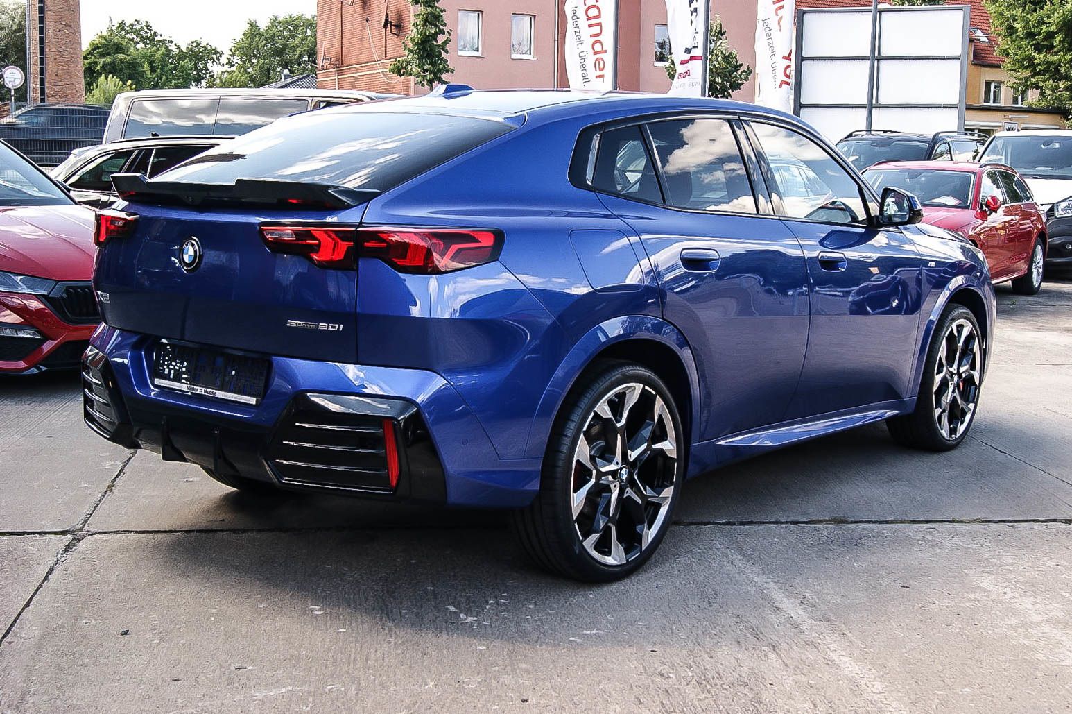 BMW X2 20 i sDrive M Sport Pro IconicGlow Coral Rot imagem 3