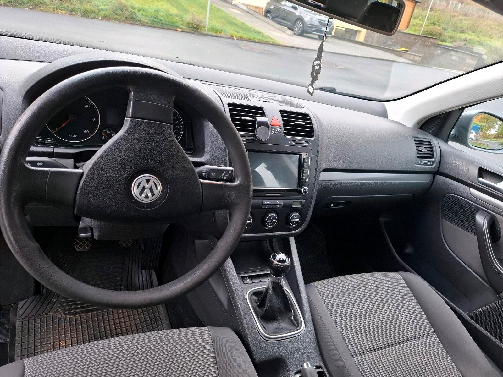 Volkswagen Golf 2009 — rear view