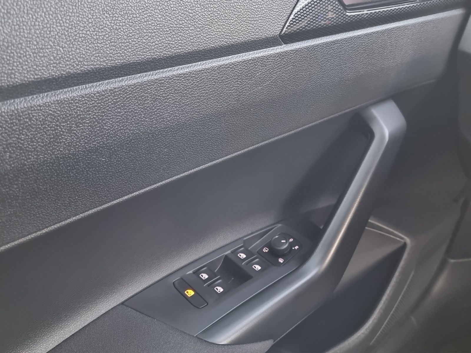 Fahrzeugabbildung Volkswagen Polo Life TSI LED SH PDC DAB+ WeConnect Klima