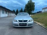 BMW 318i e90*2.Hand*Bremsen NEU*Navi*Tempomat*KD NEU - BMW 318: E90