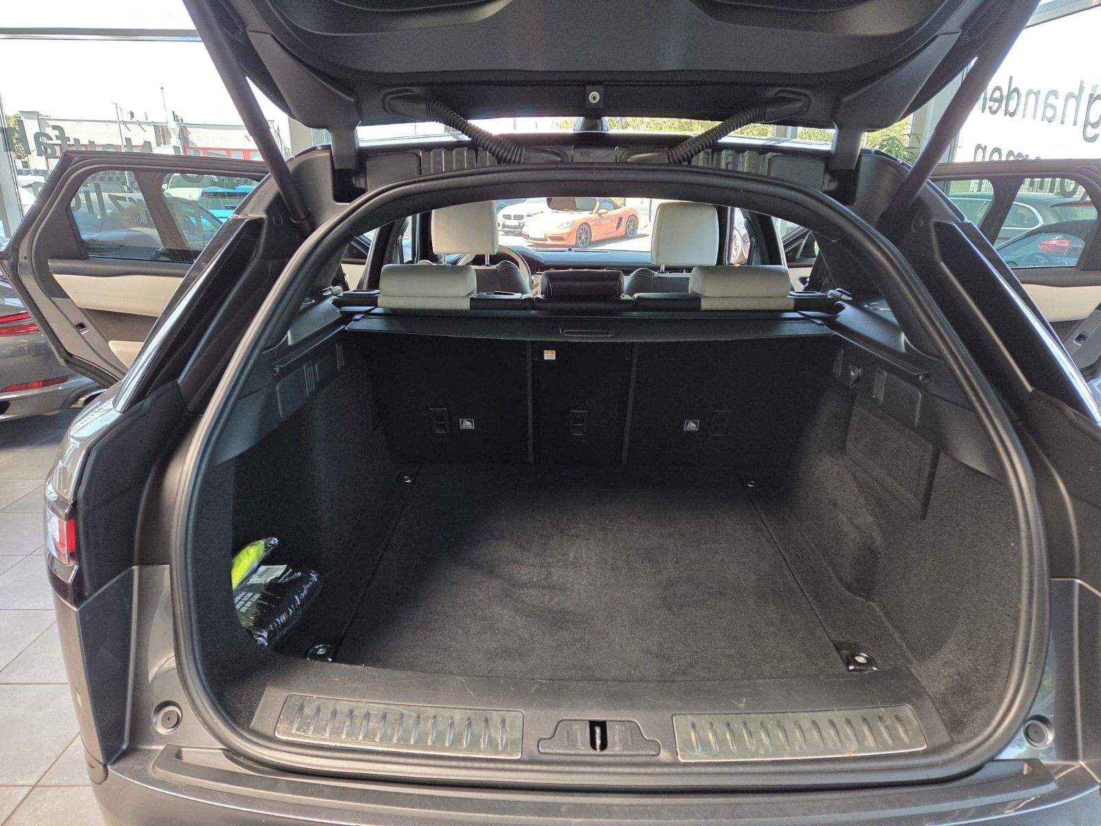 Fahrzeugabbildung Land Rover Range Rover Velar First Edition