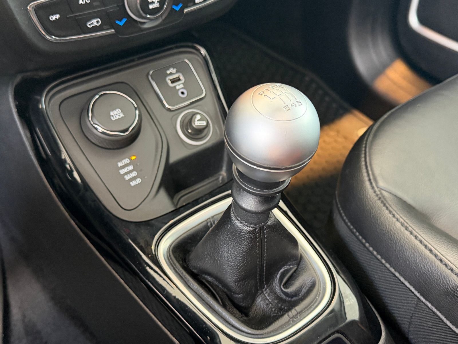 Fahrzeugabbildung Jeep Compass Limited 4WD /PANO/SHZ/L-HEIZ/PDC