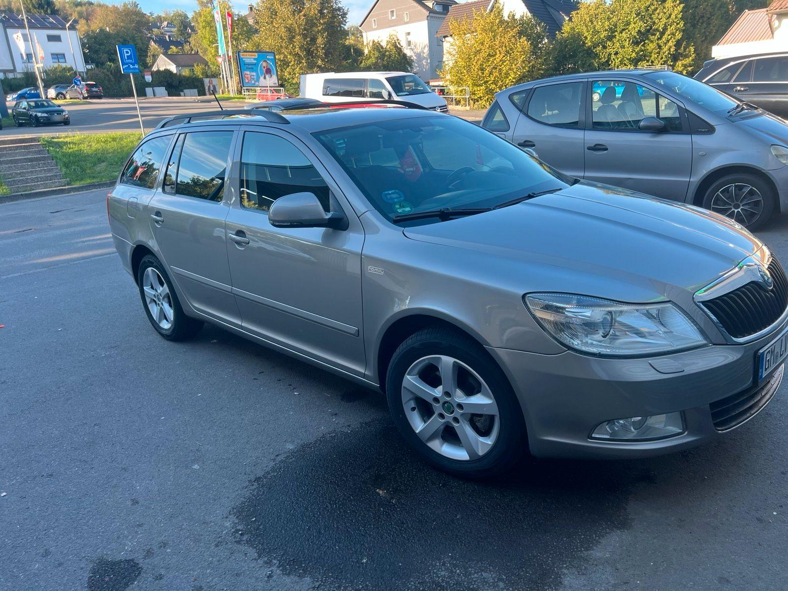 Skoda Octavia 2012 — rear view
