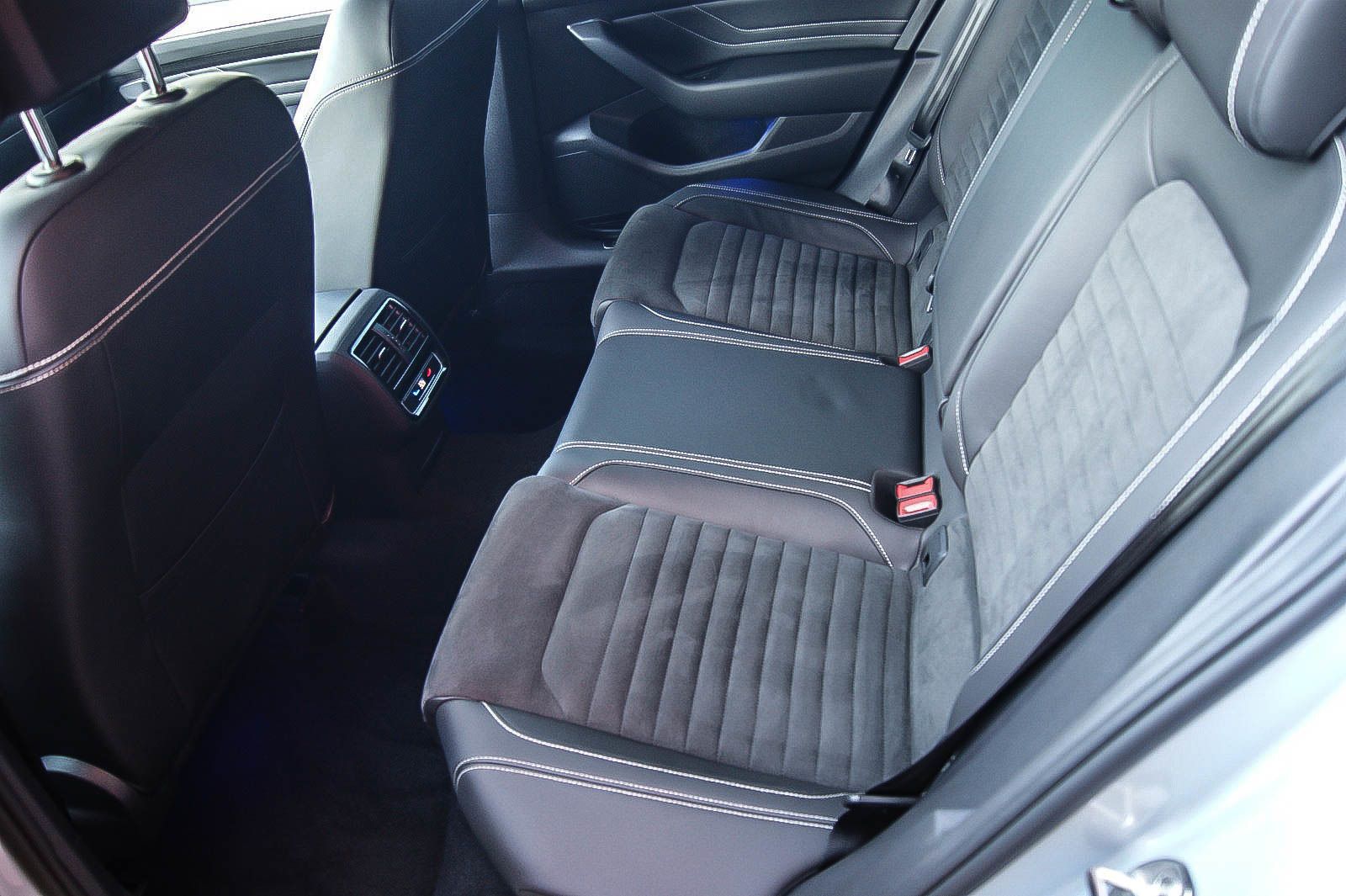 Fahrzeugabbildung Volkswagen Passat Variant 2.0 TDI Elegance VIRTUAL MATRIX