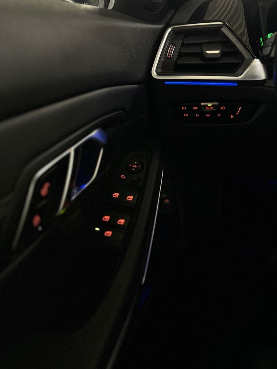 Fahrzeugabbildung BMW 330d xD Sport Line Panorama Kamera HUD DAB HiFi