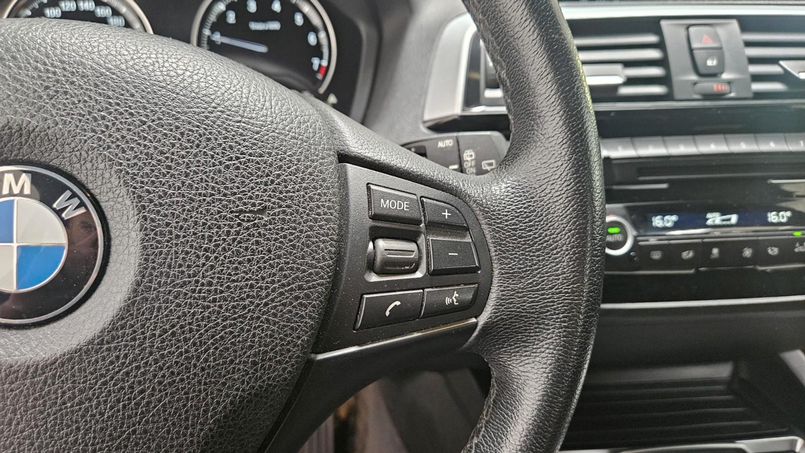 BMW 120i Vollleder Navi Tempomat Sitzheizung PDC LED