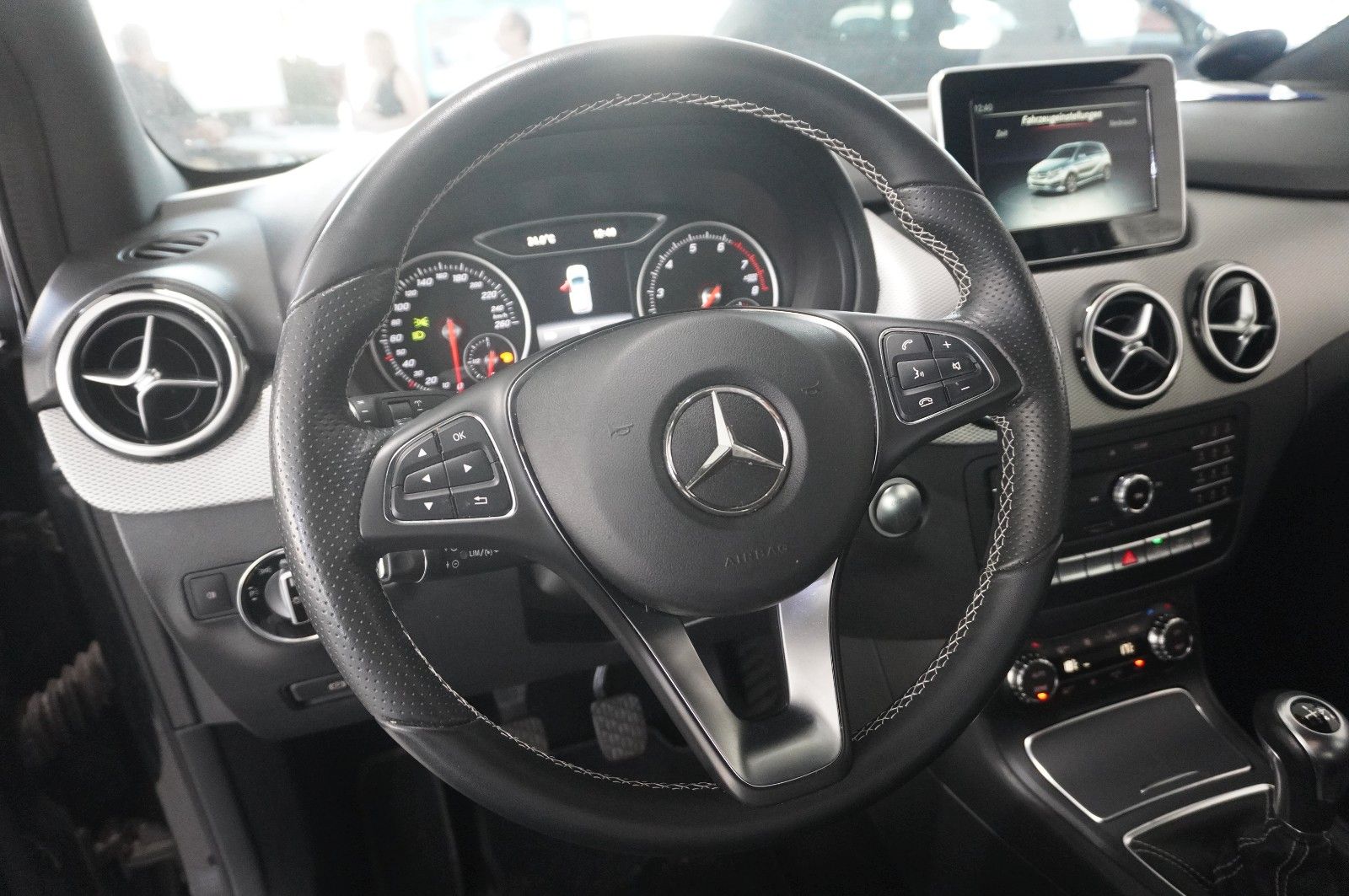 Fahrzeugabbildung Mercedes-Benz B 200 URBAN NAVI/LED/SHZ/PDC/TEMP./LEDER/KLIMA