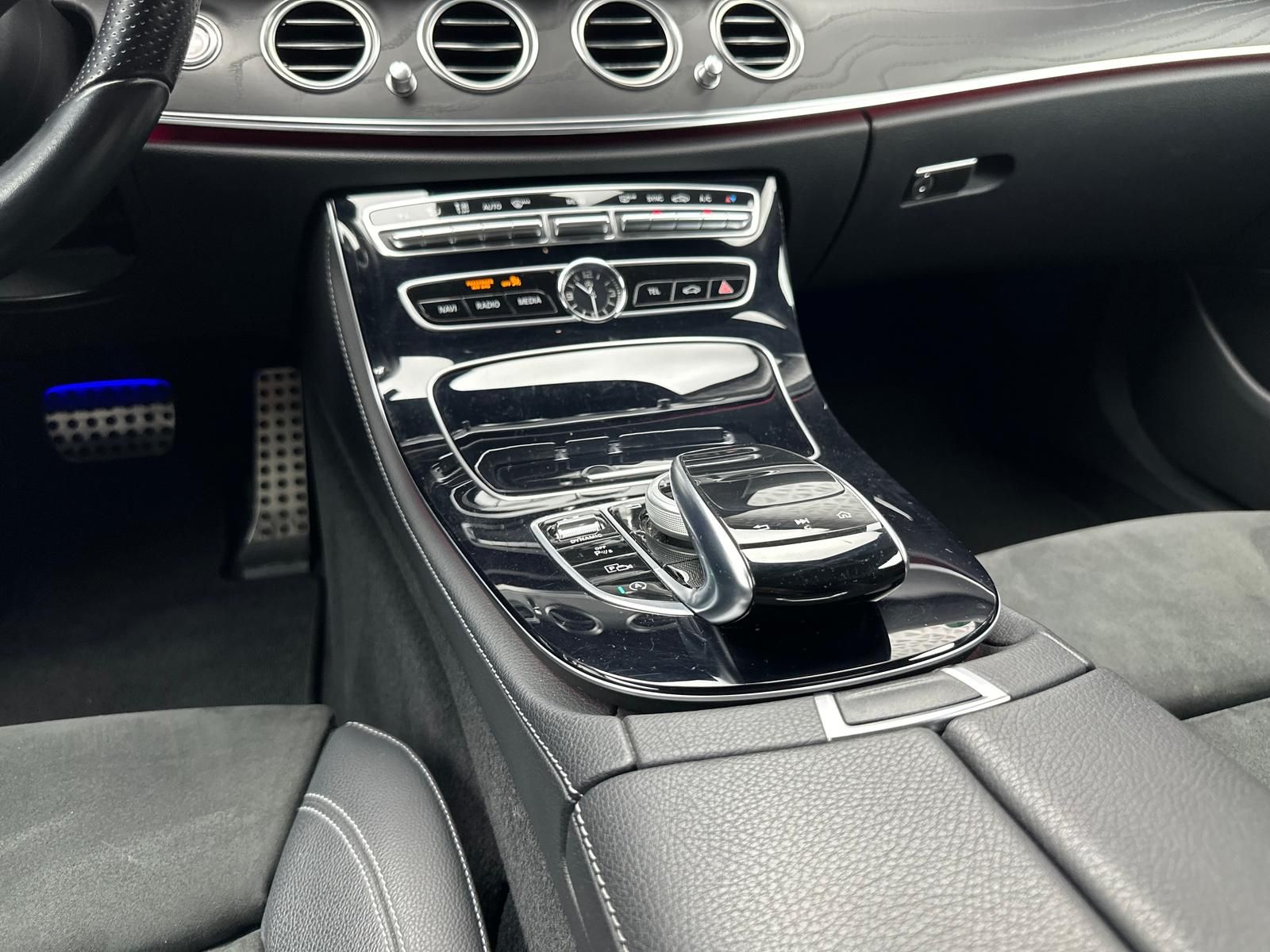 Fahrzeugabbildung Mercedes-Benz E 400d AMG/4MATIC/DISTRO/PANO/AHK/360°/MBUX/DAB+