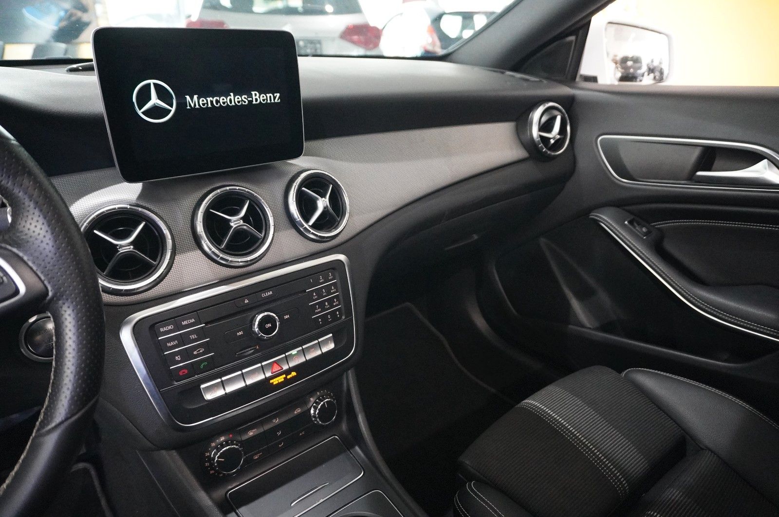 Fahrzeugabbildung Mercedes-Benz CLA 200 SB URBAN 7G-DCT NAVI/LED/PANO./SHZ/SPORT