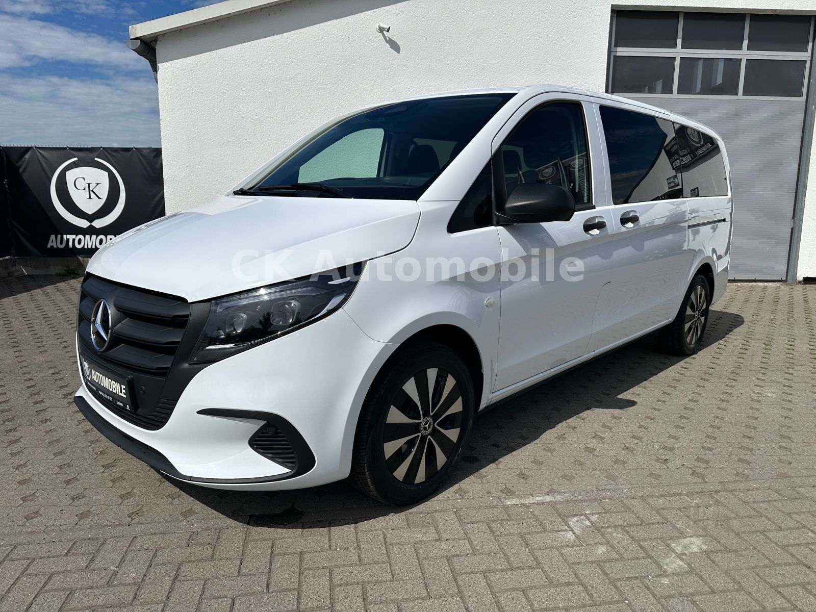 Fahrzeugabbildung Mercedes-Benz Vito Tourer 119 PRO lang/9 Sitze/Navi/LED/Kamera