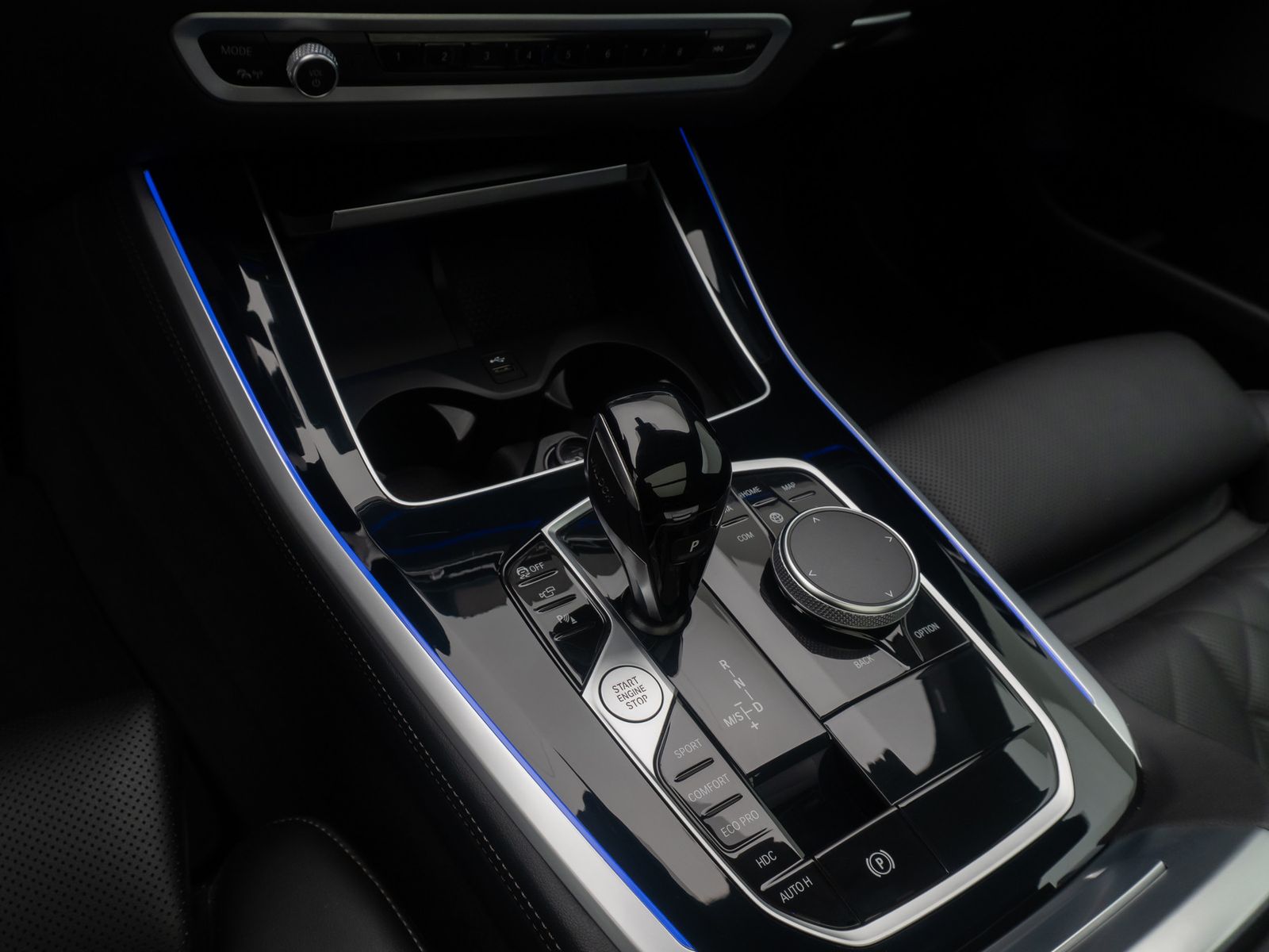 Fahrzeugabbildung BMW X5 xD30d M Sport 360° HUD DAB HiFi AHK Panorama