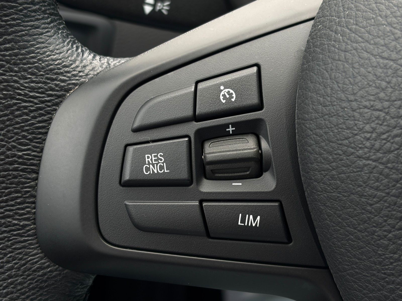Fahrzeugabbildung BMW X1 sDrive 20d Temp. AHK PANO LED CAM KZG CarPlay