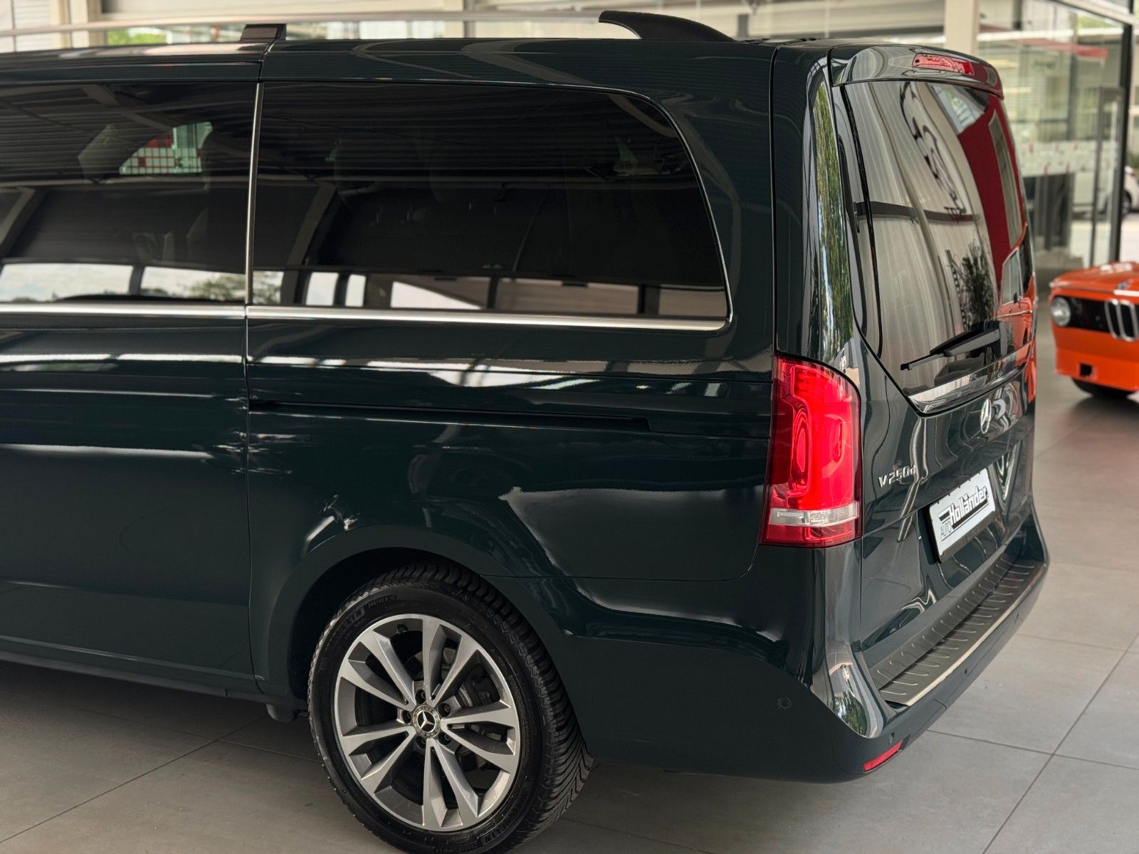 Fahrzeugabbildung Mercedes-Benz V-Klasse V 250d AVANTGARDE EDITION lang "AHK"