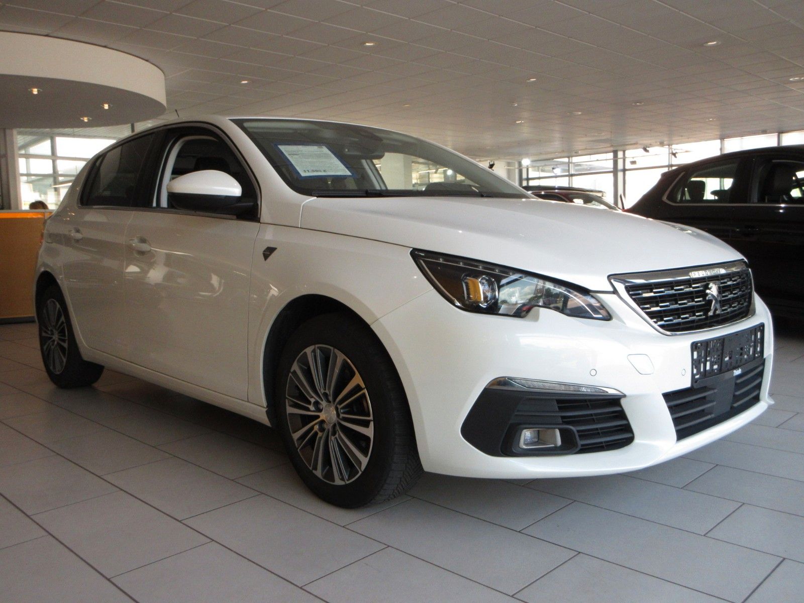 Fahrzeugabbildung Peugeot 308 Allure 1.2T LED/NAVI/R´CAM/PDC/VIRTUAL
