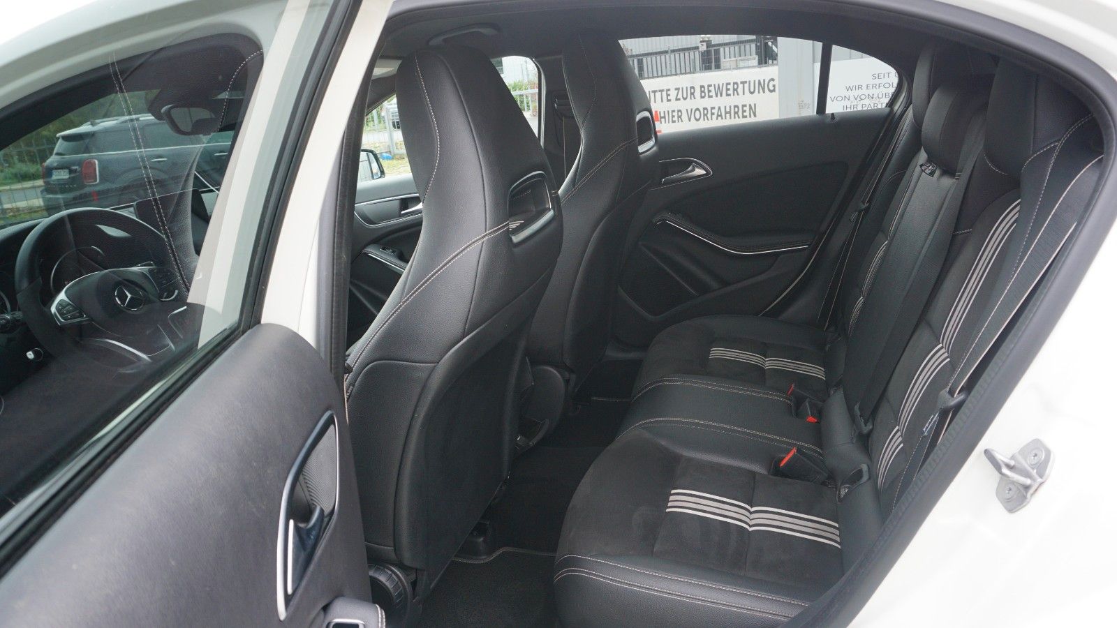 Fahrzeugabbildung Mercedes-Benz A 180d AMG Line T.Leder,LED, Navi,SH,PDC