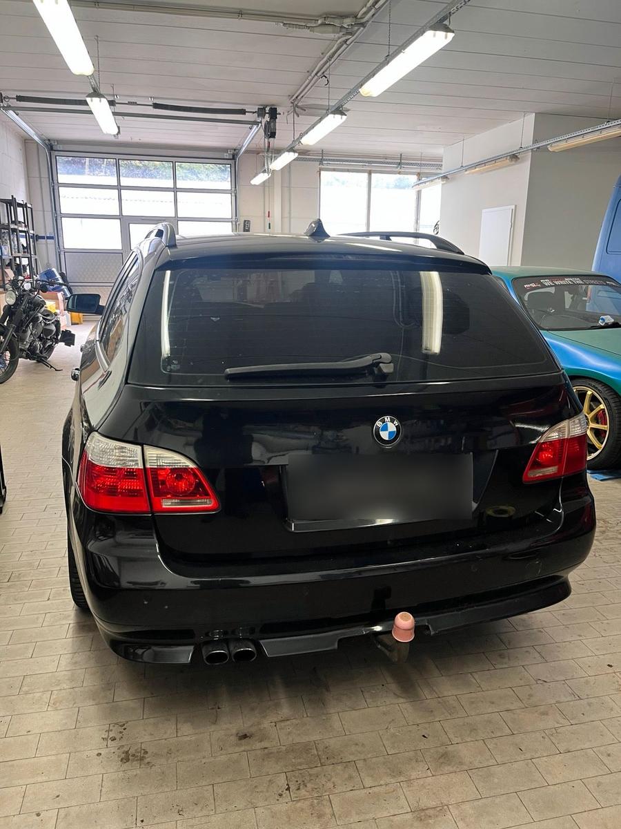 BMW 530 2005 — rear view