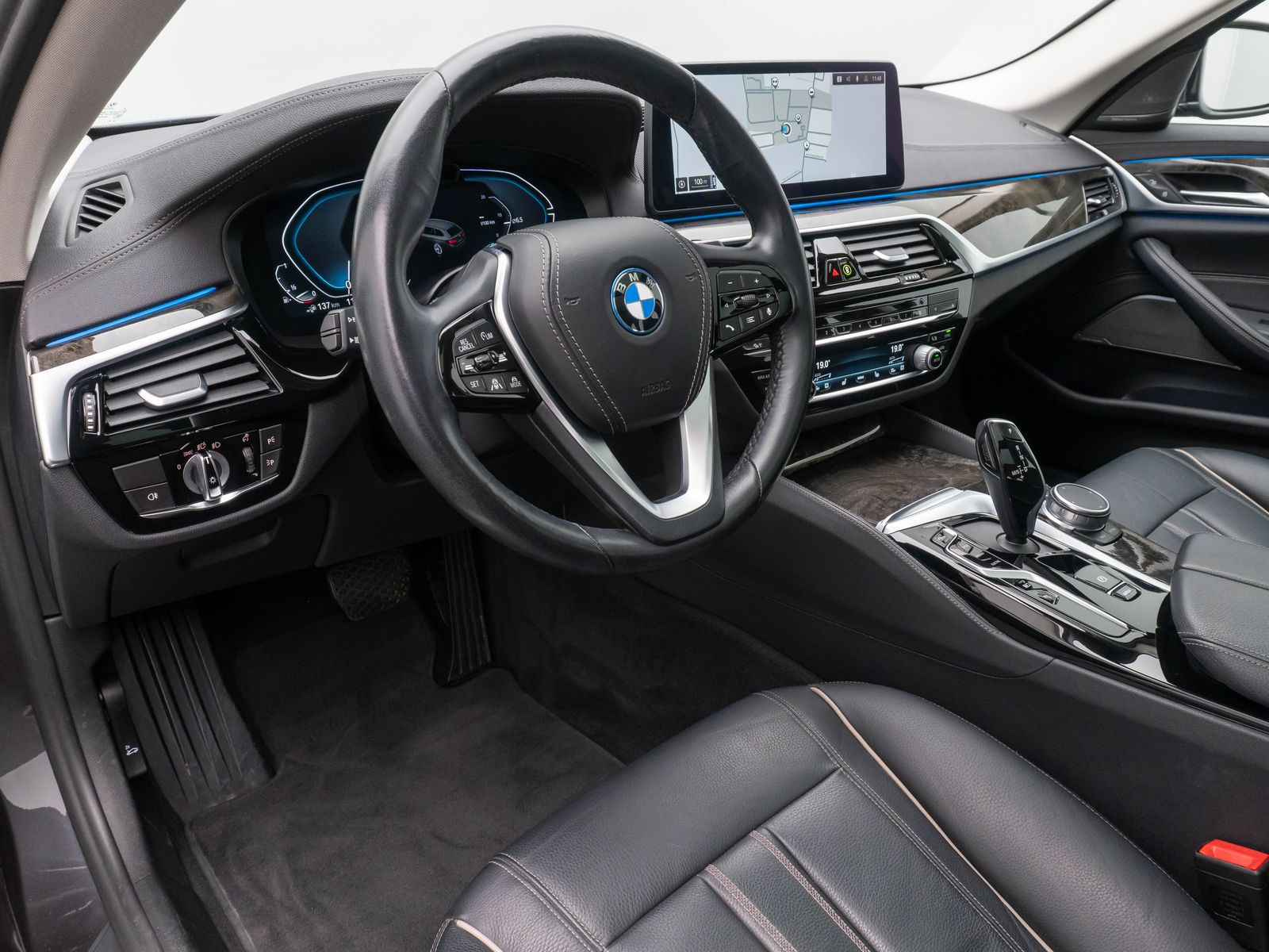 Fahrzeugabbildung BMW 530e xD LuxuryLine Panorama Laser Kamera HUD H/K