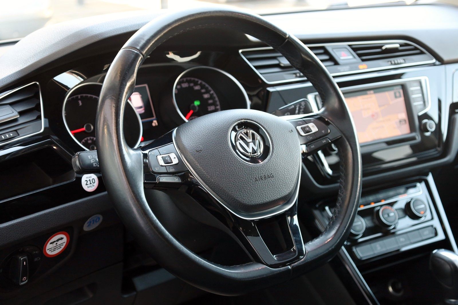 Fahrzeugabbildung Volkswagen Touran R Line Alcantara,Navi,LED,Panorama,Kamera