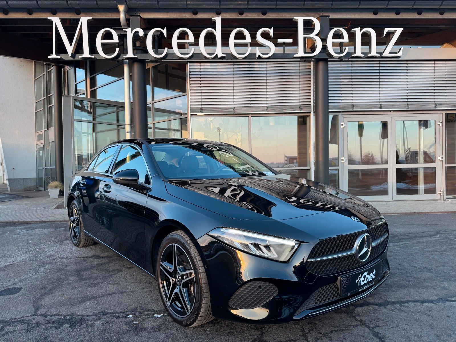 Fahrzeugabbildung Mercedes-Benz A 180 Pano+Ambiente+MBUX+Keyless+Leder+AMG18`