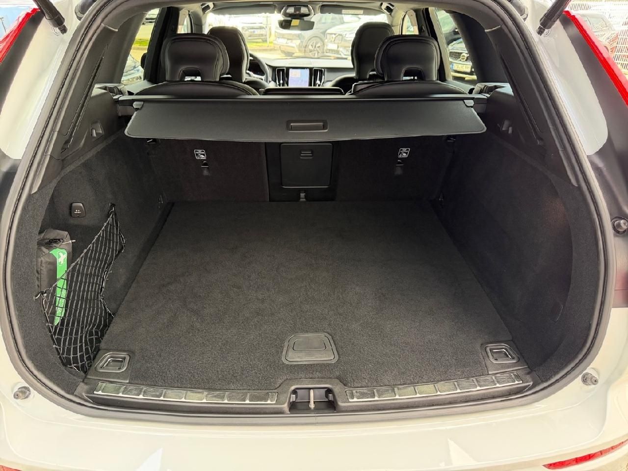 Fahrzeugabbildung Volvo XC60 B4 Benzin Plus Dark 2WD