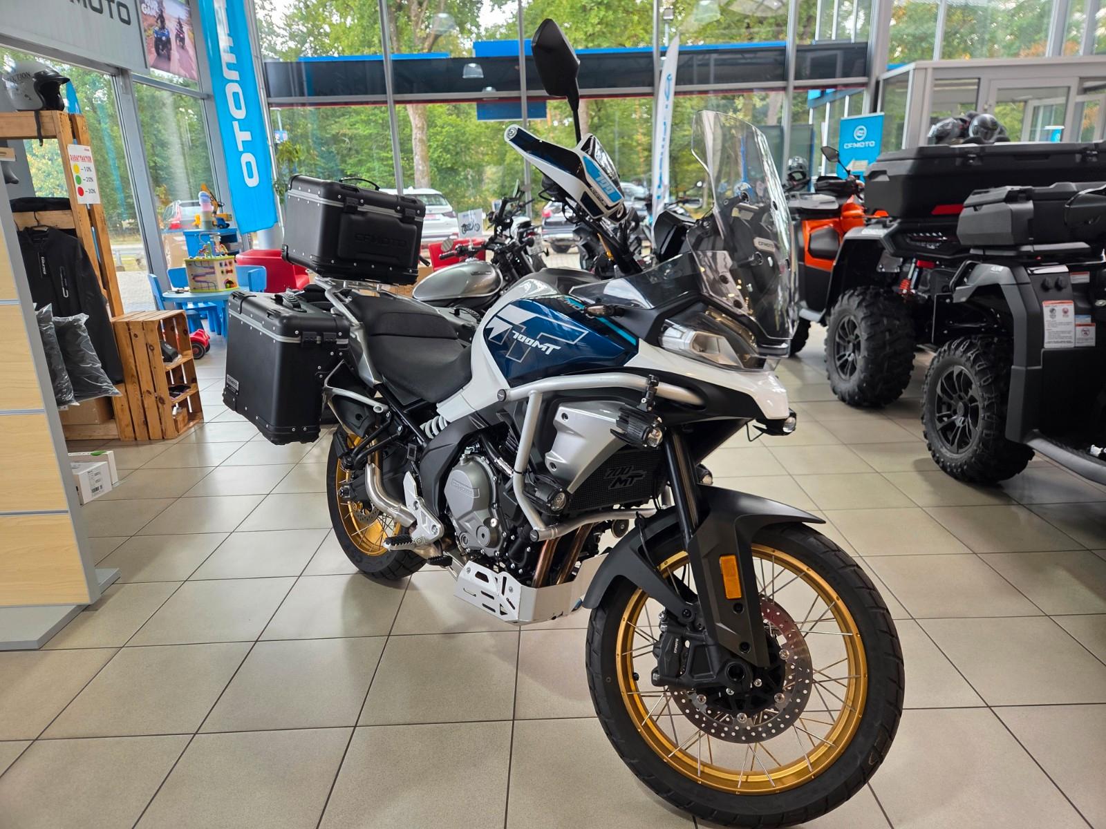CFMOTO 700 MT nebula white inkl. Zubehör und Kofferset