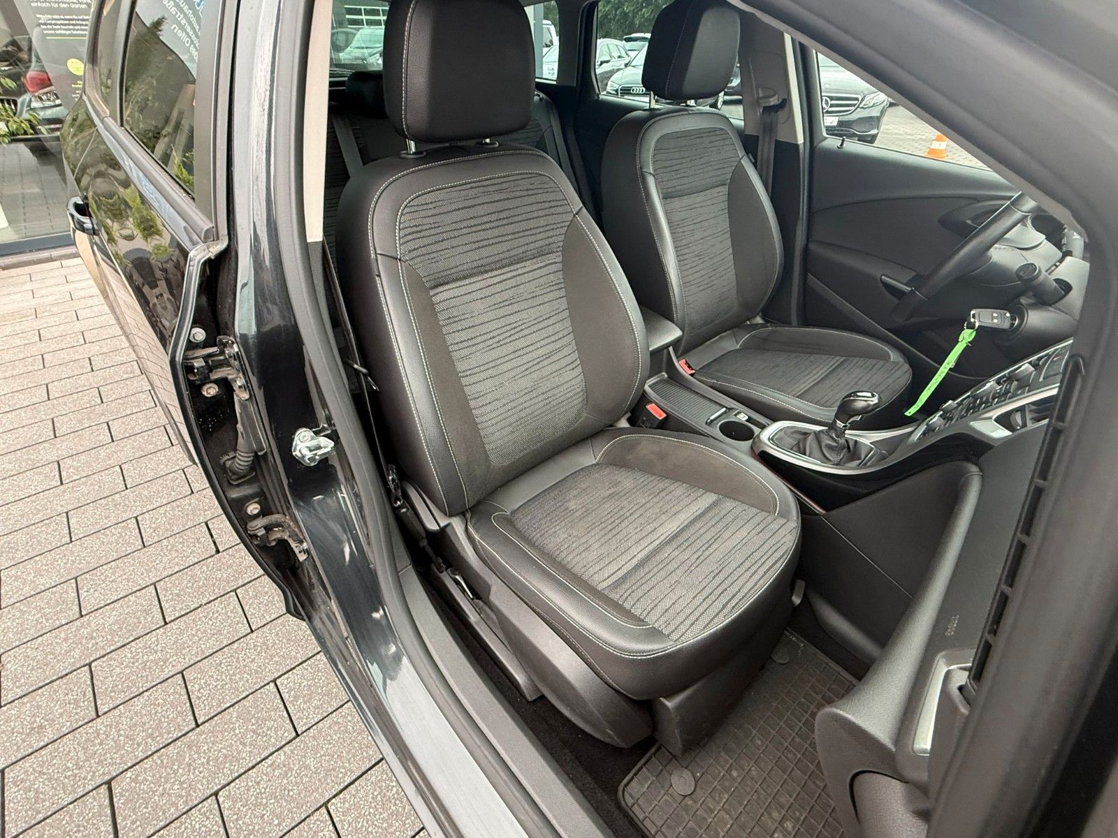 Fahrzeugabbildung Opel Astra J Sports Tourer Style