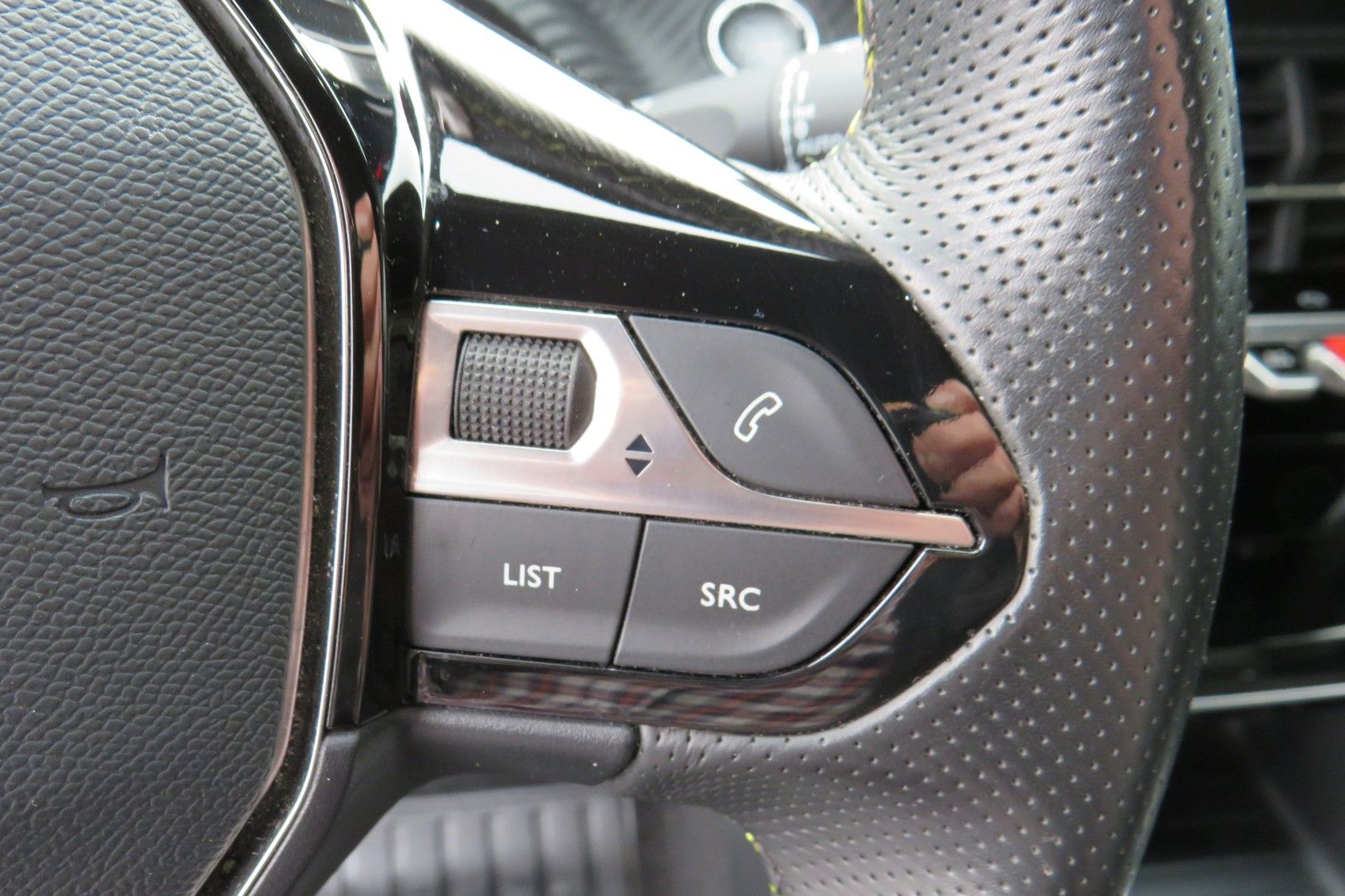 Fahrzeugabbildung Peugeot 2008 GT 1.2 PURETECH NAVI KAMERA PDC ACC 1.HAND