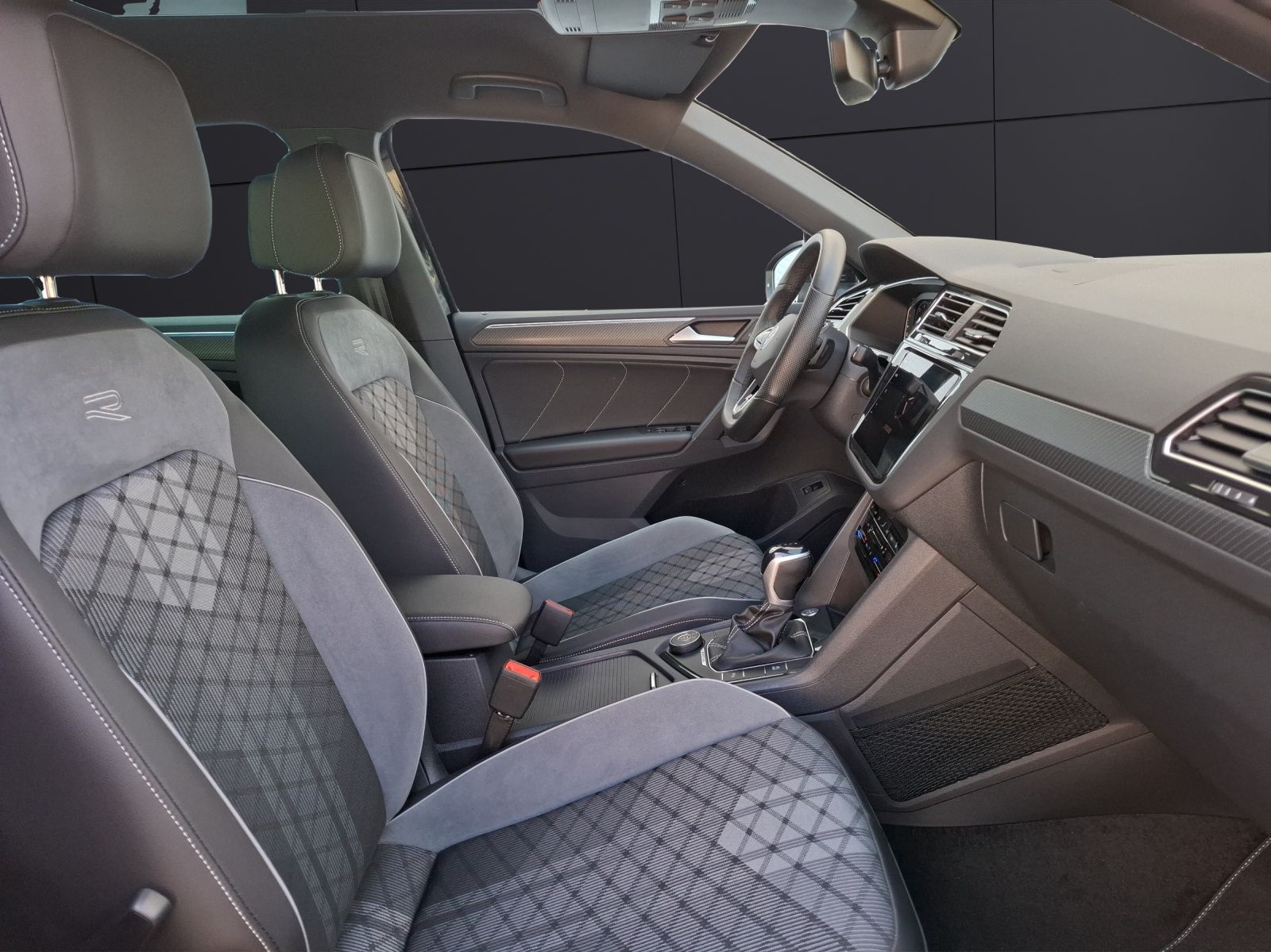 Fahrzeugabbildung Volkswagen Tiguan TDI R-Line DSG 4M STH Matrix AHK Navi AID
