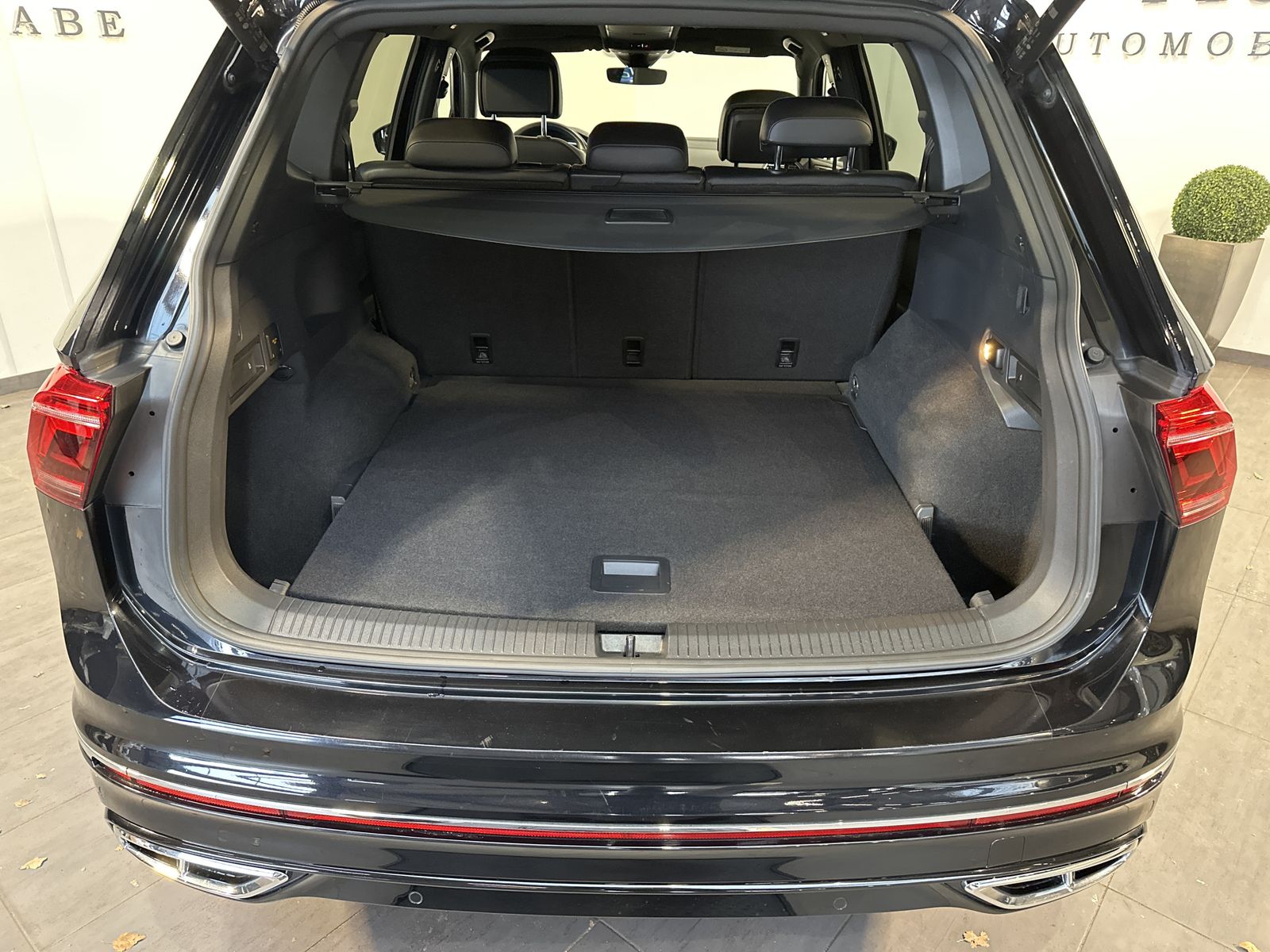 Fahrzeugabbildung Volkswagen Tiguan Allspace R-Line 4M NAV+LED+AHK+20ZO+360°