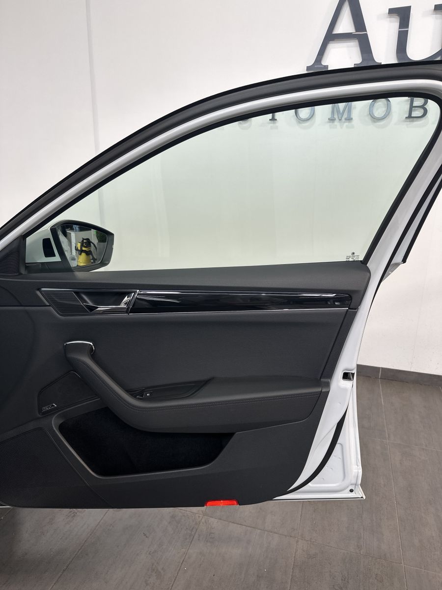 Fahrzeugabbildung SKODA Superb Combi L&K NAV+LED+360°+AHK+MEMORY+18ZO+VC