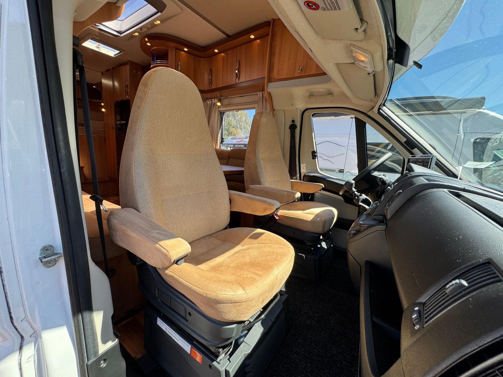 Fahrzeugabbildung HYMER / ERIBA / HYMERCAR T 614 CL 2X2 EXCLUSIVE LINE DUCATO MAXI SOLAR 1H