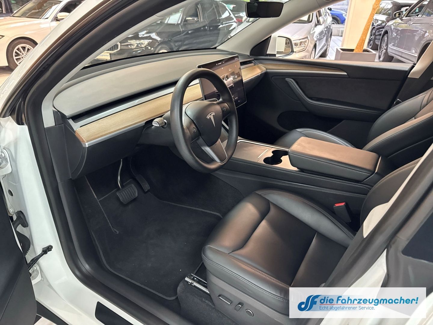 Fahrzeugabbildung Tesla Model Y Long Range Dual AWD Panorama Navi Sounds