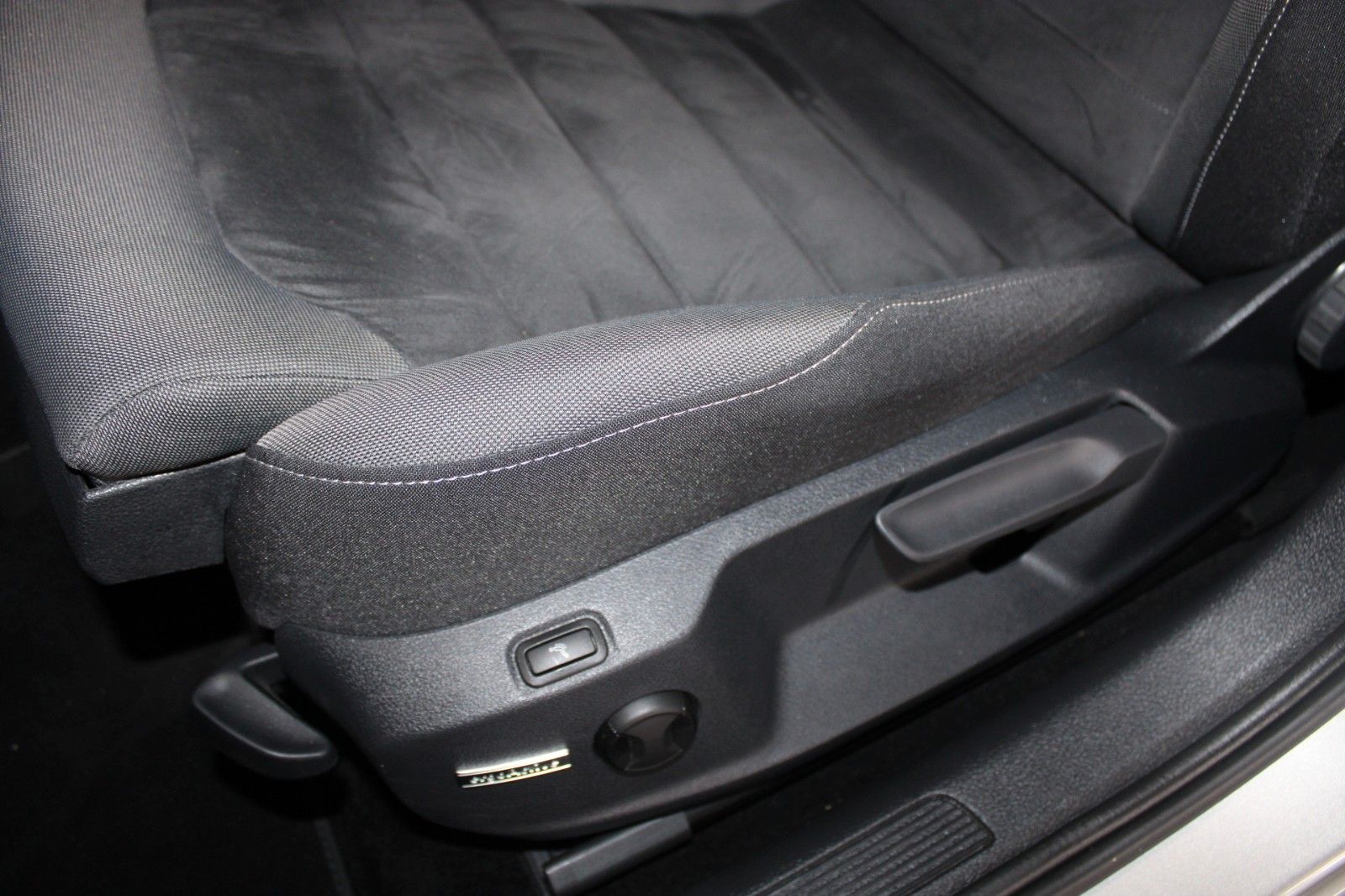 Fahrzeugabbildung Volkswagen Golf 2.0 TDI BMT DSG Comfortline LED STDHZ uvm.