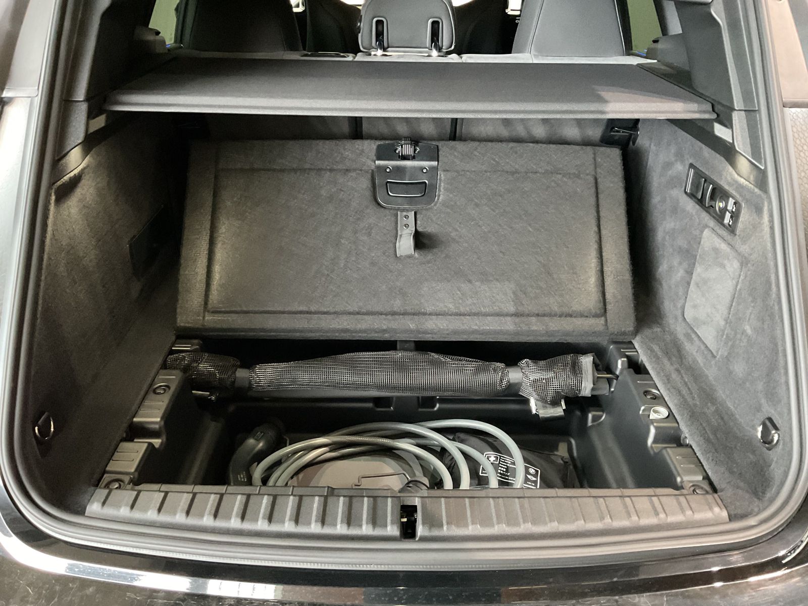 Fahrzeugeinzelansicht 14 Fahrzeugabbildung BMW iX xDrive60 M Sportpaket, Luftfederung, Sitzbelü