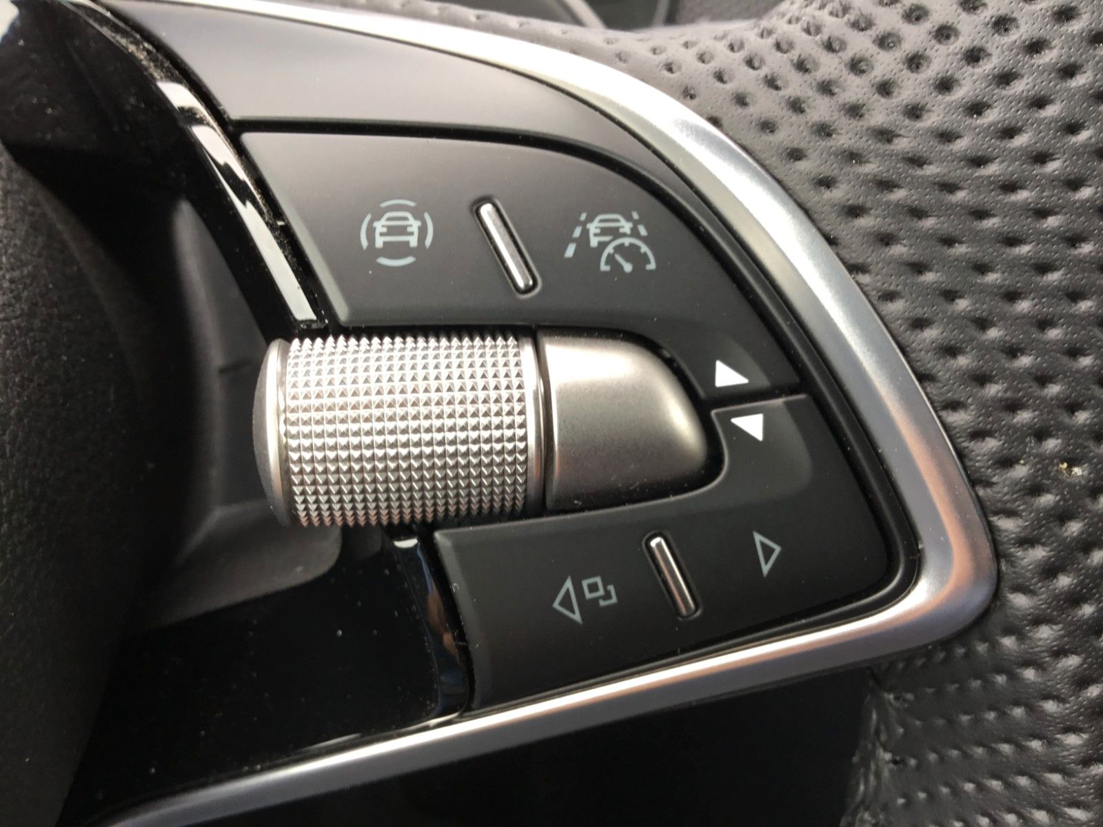 Fahrzeugabbildung SKODA Kamiq 1.5 TSI DSG Monte Carlo+AHK+Navi+Kamera