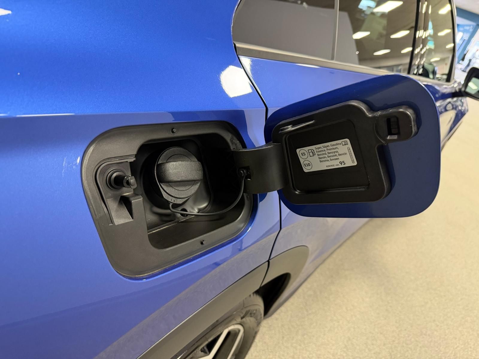 Fahrzeugabbildung Volkswagen T-Roc 1.5 eTSI DSG R-Line+AHK+ACC+TOTWINKEL+RFK+