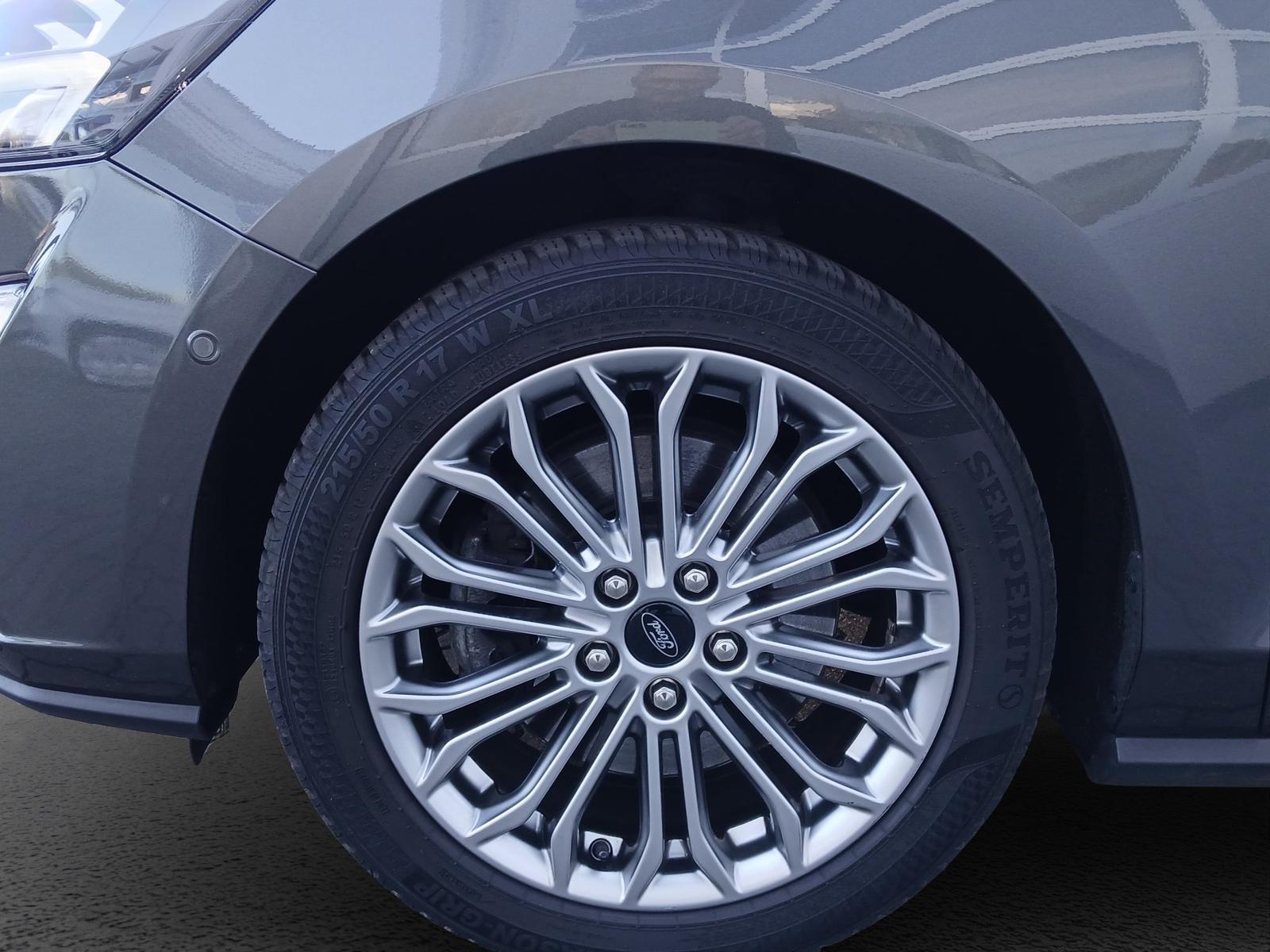 Ford Focus Titanium Turnier LED NAVI AHK KAMERA