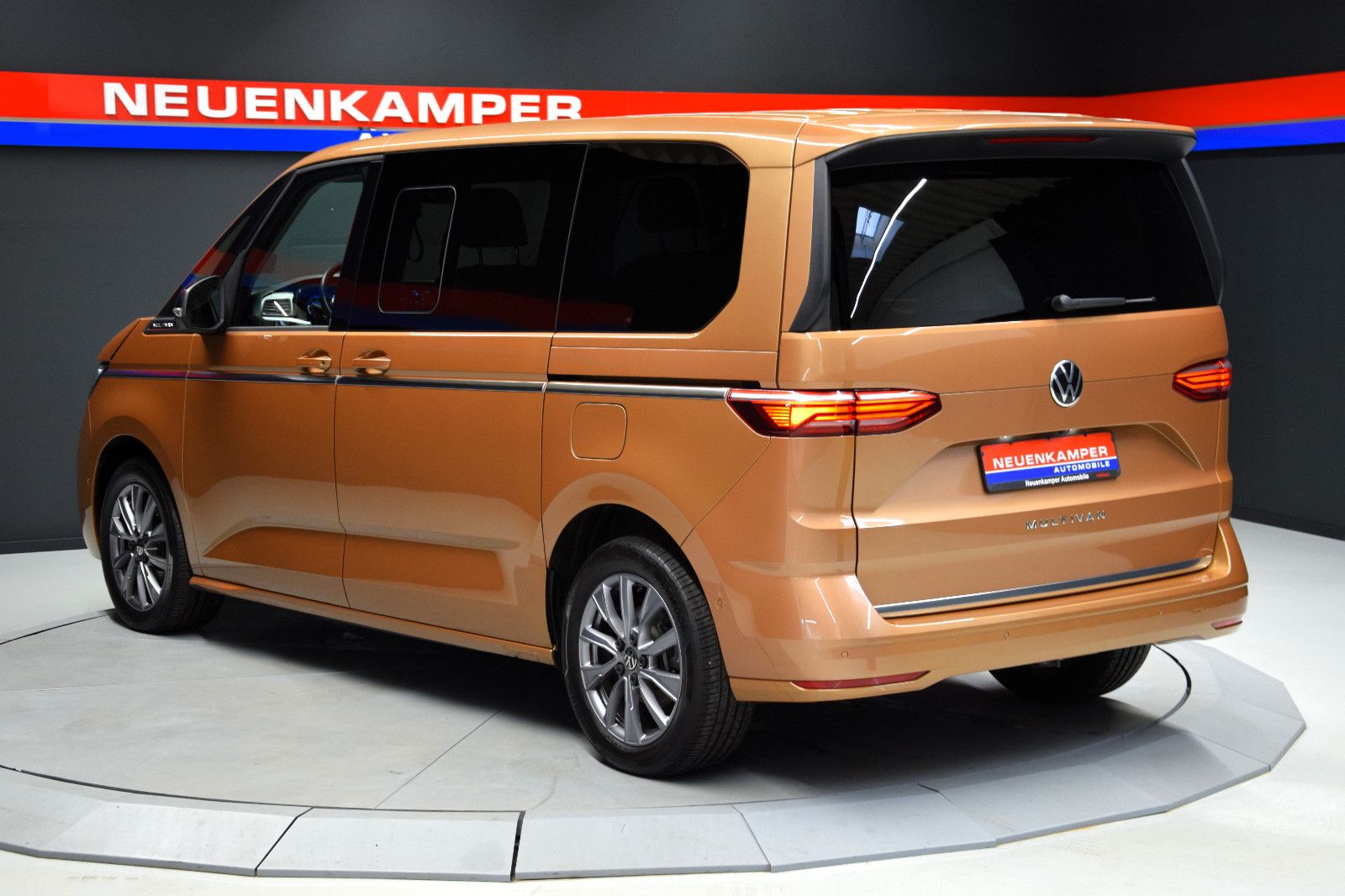 Fahrzeugabbildung Volkswagen T7 Multivan Style 7-Sitze HuD AHK Alcantara LED