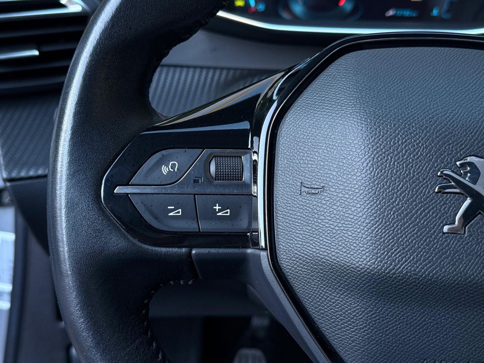 Fahrzeugabbildung Peugeot 2008 1.5 BlueHDI Allure Pack LED+NAV+SHZ+KAM+DAB