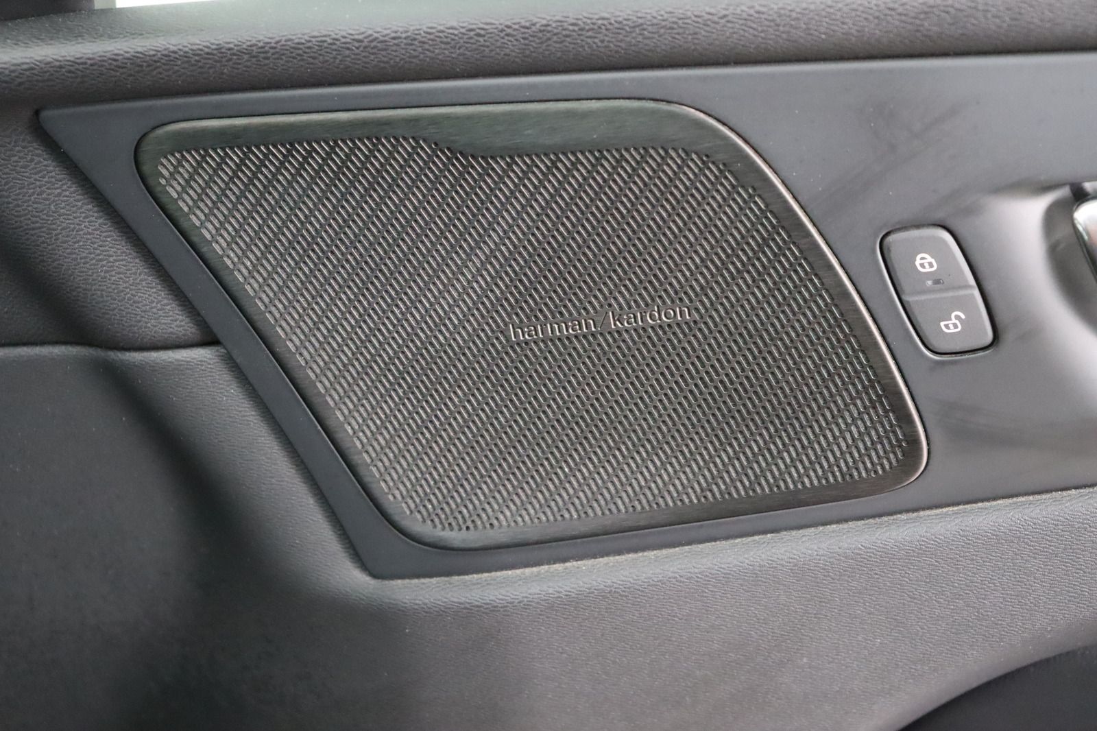 Fahrzeugabbildung Volvo XC60 D4 AWD R - Design aus 1. Hand