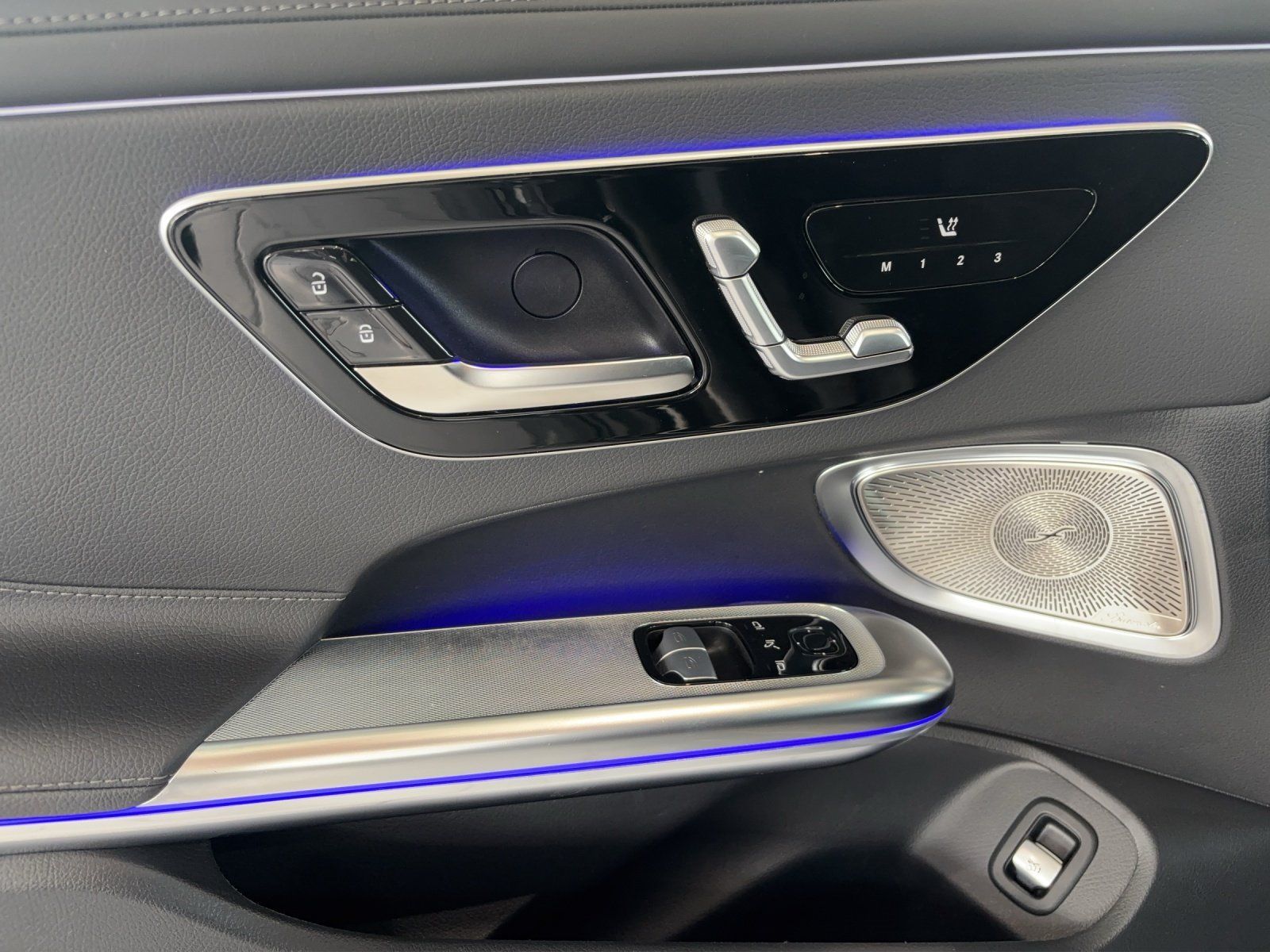 Fahrzeugabbildung Mercedes-Benz CLE 300 4M AMG Prem DISTRO Pano Memo KeyGo Night