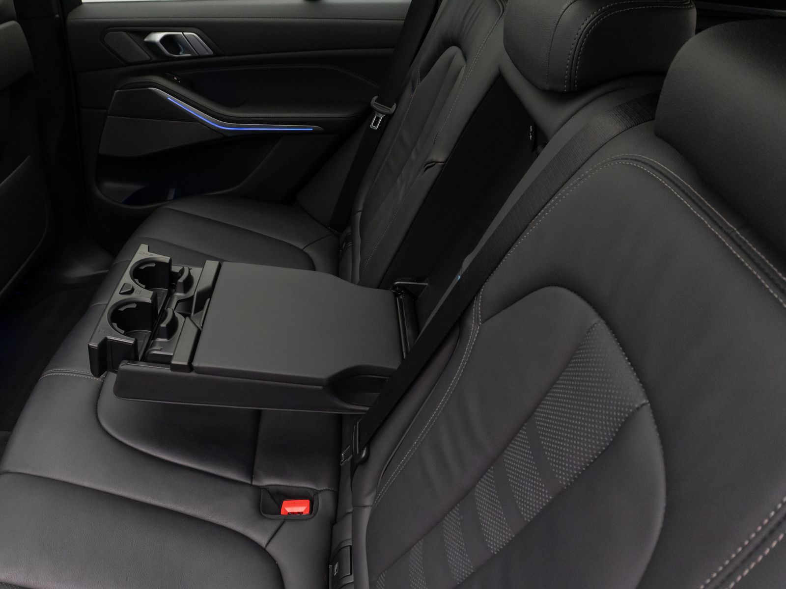 Fahrzeugabbildung BMW X5 xD25d M Sport Panorama Kamera HUD DAB H/K AHK