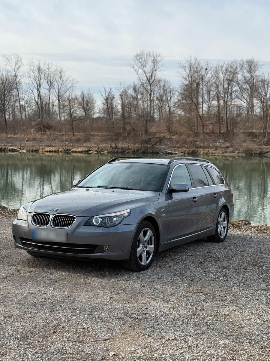 BMW 530 2009 — rear view